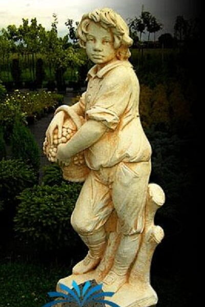 Chłopiec z koszem duży